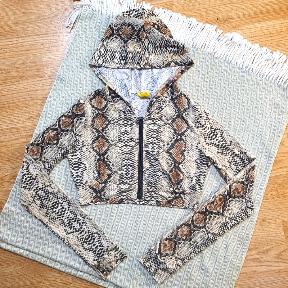 Daisy Women's Snakeskin Design Cropped Long Sleeves Front Zip Top size M